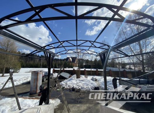 Навес из поликарбоната над входом в дом №46 1517