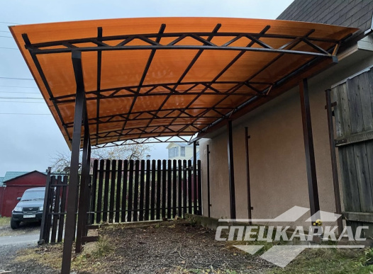 Навес из поликарбоната для автомобиля к дому №70 1762