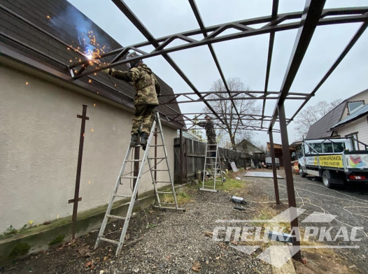 Навес из поликарбоната для автомобиля к дому №70 1758
