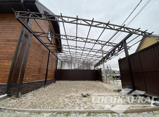 Навес из поликарбоната к дому для парковки автомобилей №9 1156