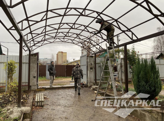 Навес из поликарбоната над парковкой автомобиля перед гаражом №73 1786