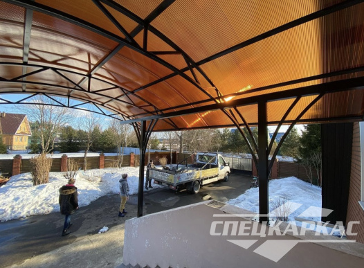 Навес из поликарбоната над входом в дом №46 1523