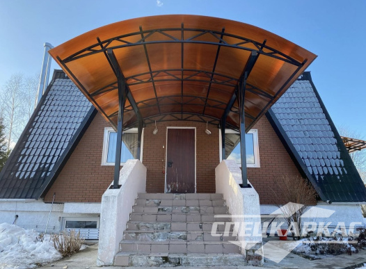 Навес из поликарбоната над входом в дом №46 1522