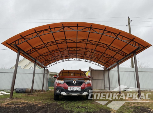 Навес из поликарбоната арочного типа для парковки двух автомобилей на даче №71 1774