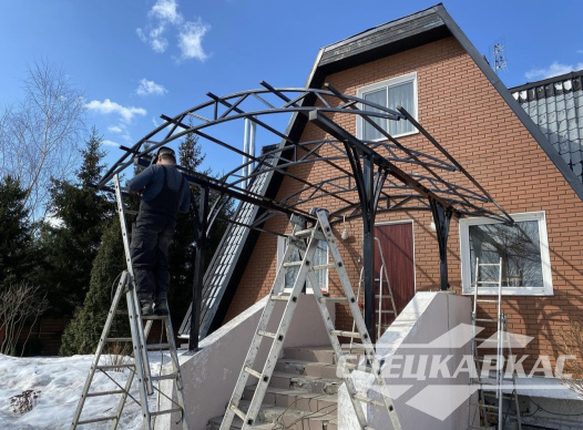 Навес из поликарбоната над входом в дом №46 1518