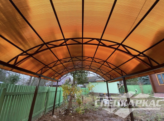 Металлический навес для машины с покрытием из сотового поликарбоната №76 1820