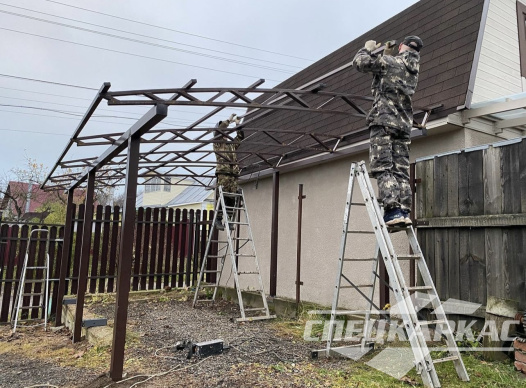 Навес из поликарбоната для автомобиля к дому №70 1757