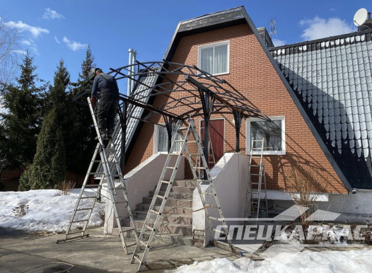 Навес из поликарбоната над входом в дом №46 1519