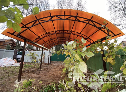 Металлический навес для машины с покрытием из сотового поликарбоната №76 1815