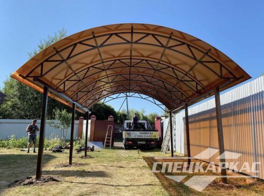 Классический навес из поликарбоната для машины арочного типа №11 1175