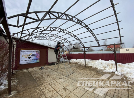 Арочный навес из поликарбоната над парковкой для двух автомобилей №44 1501