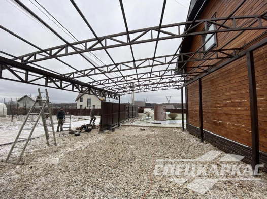 Навес из поликарбоната к дому для парковки автомобилей №9 1159