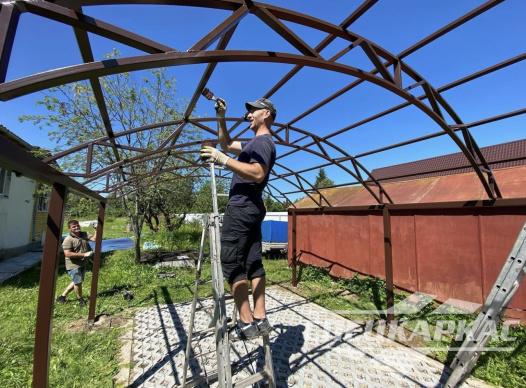 Металлический навес из поликарбоната для машины №16 1225