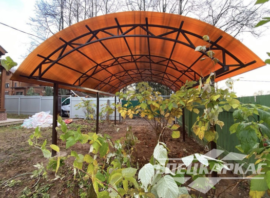 Металлический навес для машины с покрытием из сотового поликарбоната №76 1821