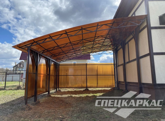 Навес из поликарбоната к дому для автомобиля с закрытыми стенками №35 1410