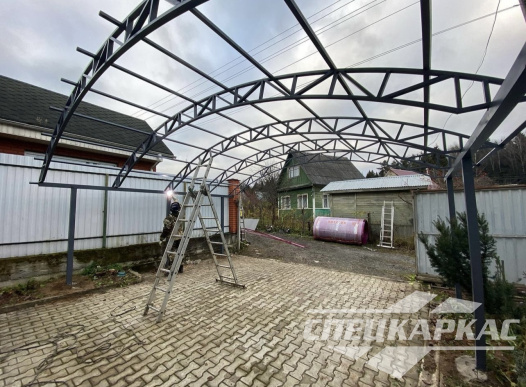 Усиленный навес из поликарбоната арочного типа для парковки двух автомобилей №74 1798