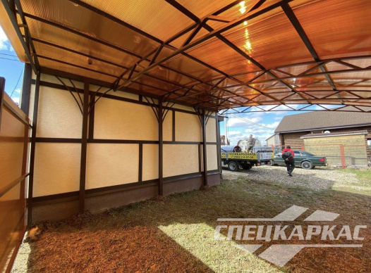 Навес из поликарбоната к дому для автомобиля с закрытыми стенками №35 1418