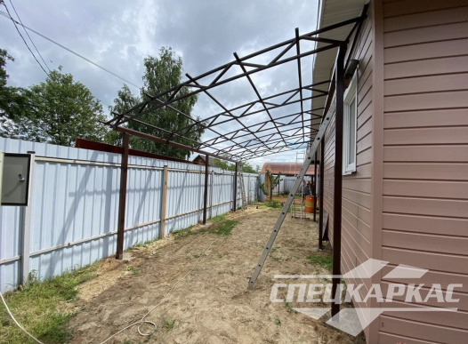 Навес к дому из поликарбоната для автомобиля №17 1233