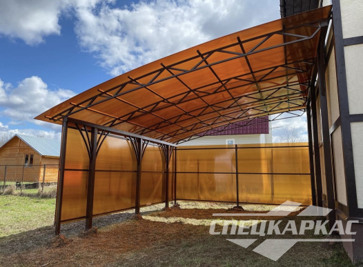 Навес из поликарбоната к дому для автомобиля с закрытыми стенками №35 1415