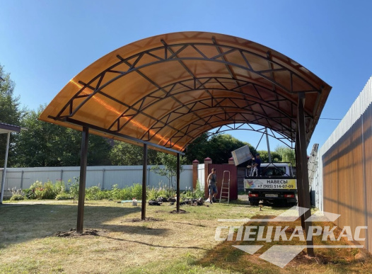 Классический навес из поликарбоната для машины арочного типа №11 1180