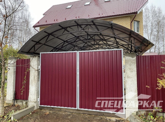 Навес из поликарбоната над парковкой автомобиля перед гаражом №73 1785