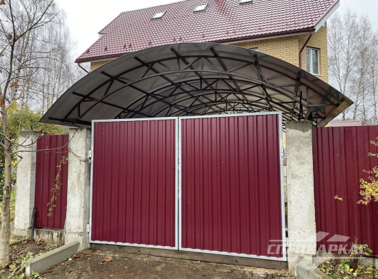 Навес из поликарбоната над парковкой автомобиля перед гаражом №73 1