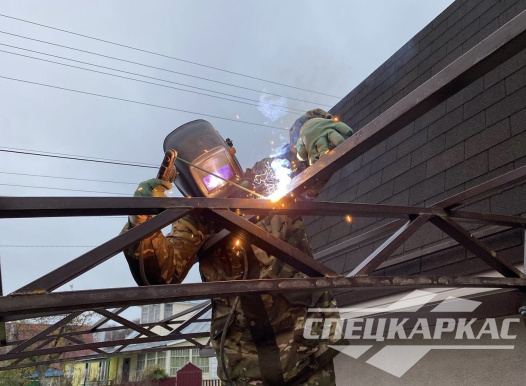 Навес из поликарбоната для автомобиля к дому №70 1756