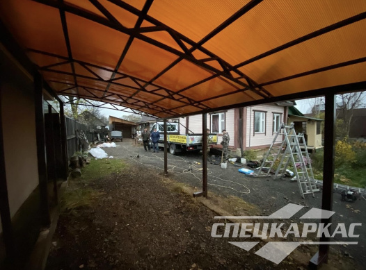Навес из поликарбоната для автомобиля к дому №70 1760
