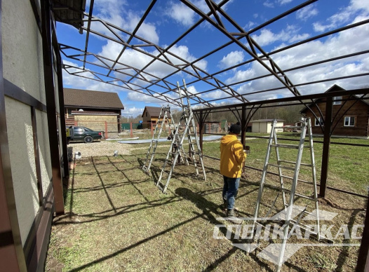 Навес из поликарбоната к дому для автомобиля с закрытыми стенками №35 1414