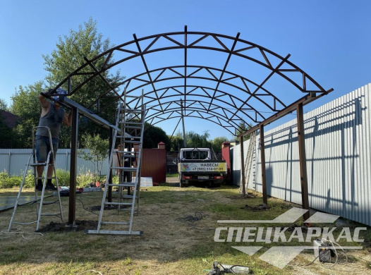 Классический навес из поликарбоната для машины арочного типа №11 1176