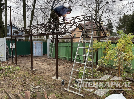 Металлический навес для машины с покрытием из сотового поликарбоната №76 1819