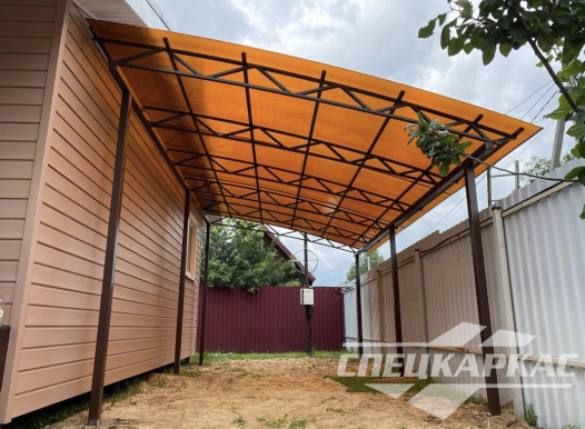 Навес к дому из поликарбоната для автомобиля №17 1231