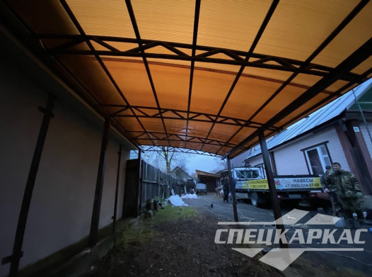 Навес из поликарбоната для автомобиля к дому №70 1761