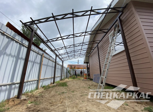 Навес к дому из поликарбоната для автомобиля №17 1235