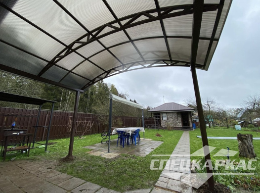 Навес над входом в дом из поликарбоната №32 1389