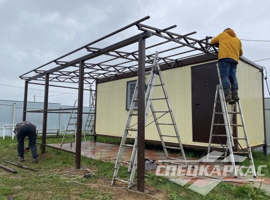 Навес из профнастила к дому №31 1371