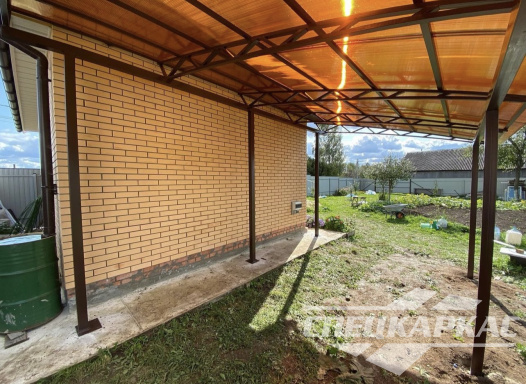 Односкатный навес к дому из поликарбоната №98 2042