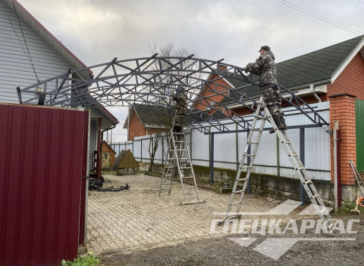 Усиленный навес из поликарбоната арочного типа для парковки двух автомобилей №74 1796