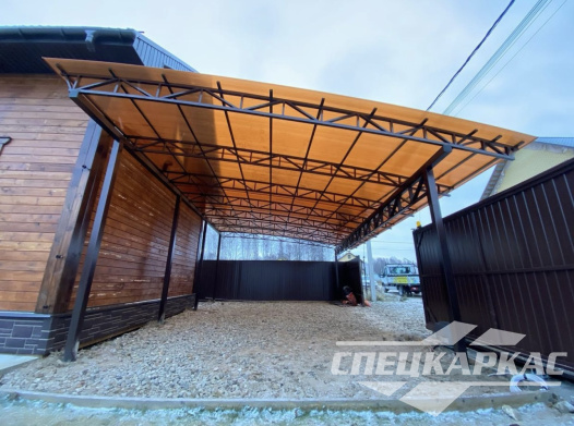 Навес из поликарбоната к дому для парковки автомобилей №9 1155