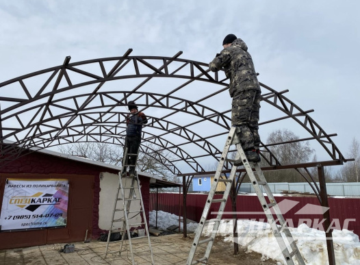 Арочный навес из поликарбоната над парковкой для двух автомобилей №44 1503