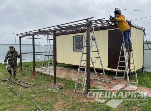 Навес из профнастила к дому №31 1372