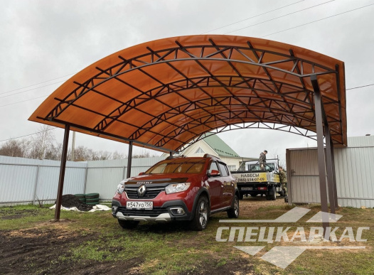 Навес из поликарбоната арочного типа для парковки двух автомобилей на даче №71 1773