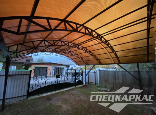 Навес для двух автомобилей из поликарбоната №64 1704
