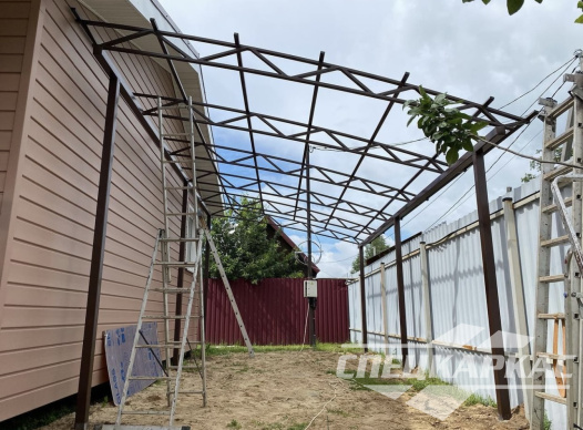 Навес к дому из поликарбоната для автомобиля №17 1232