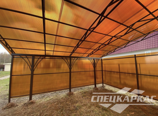 Навес из поликарбоната к дому для автомобиля с закрытыми стенками №35 1419