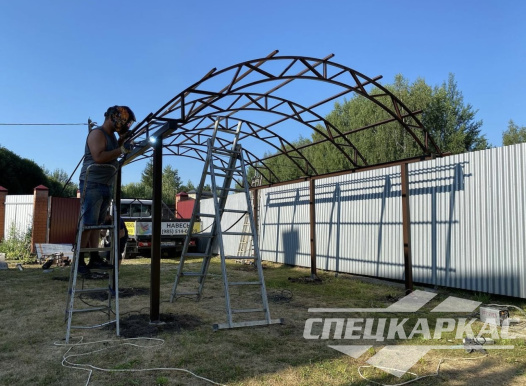 Классический навес из поликарбоната для машины арочного типа №11 1178