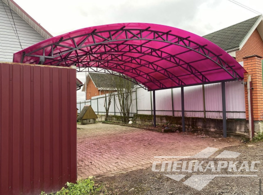 Усиленный навес из поликарбоната арочного типа для парковки двух автомобилей №74 1795
