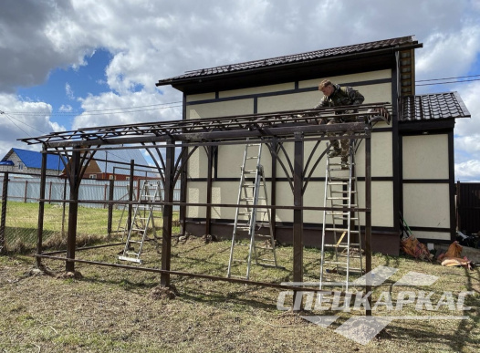 Навес из поликарбоната к дому для автомобиля с закрытыми стенками №35 1412