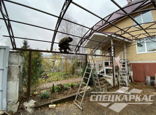 Навес из поликарбоната над парковкой автомобиля перед гаражом №73 1789