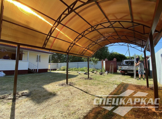 Классический навес из поликарбоната для машины арочного типа №11 1181